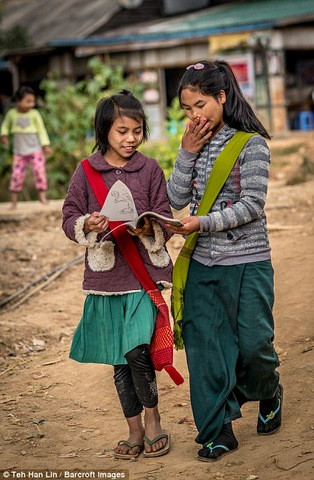 Thông thường, phụ nữ sẽ bị xăm những nốt tròn hoặc vuông nhỏ trên mặt. Lin cho biết họ xăm bằng que nhọn trộn với hỗn hợp của mật bò, mỡ động vật và cây rừng. Quá trình xăm rất đau đớn, đặc biệt quanh vùng mí mắt và mất một ngày để hoàn thành. Để lành vết thương, các em gái phải cần ít nhất 2 tuần.