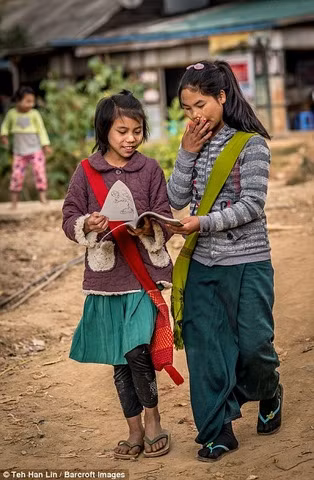 Thông thường, phụ nữ sẽ bị xăm những nốt tròn hoặc vuông nhỏ trên mặt. Lin cho biết họ xăm bằng que nhọn trộn với hỗn hợp của mật bò, mỡ động vật và cây rừng. Quá trình xăm rất đau đớn, đặc biệt quanh vùng mí mắt và mất một ngày để hoàn thành. Để lành vết thương, các em gái phải cần ít nhất 2 tuần.