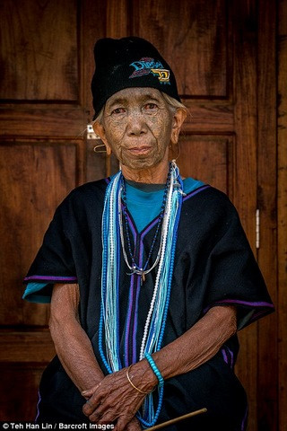 Nhiếp ảnh gia Teh Han Lin mới đây đã ghé thăm bộ lạc này và chụp lại các tấm ảnh ấn tượng. “Khi tôi du lịch Myanmar, tôi tìm hiểu các bộ lạc và biết về tộc người Chin”, Lin nói. Tập tục này được xem là nghi lễ quan trọng với mọi cô gái Chin. Thế hệ trẻ ngày nay không còn giữ tập tục này.