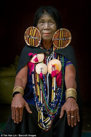 Hủ tục xăm hình này được duy trì tới năm 1960 nhưng hiện nay nhiều người phụ nữ già cả vẫn tồn tại vết sẹo vĩnh viễn trên mặt. Họ cũng phải đeo những chiếc vòng tai quá khổ trên người.