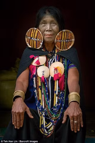 Hủ tục xăm hình này được duy trì tới năm 1960 nhưng hiện nay nhiều người phụ nữ già cả vẫn tồn tại vết sẹo vĩnh viễn trên mặt. Họ cũng phải đeo những chiếc vòng tai quá khổ trên người.