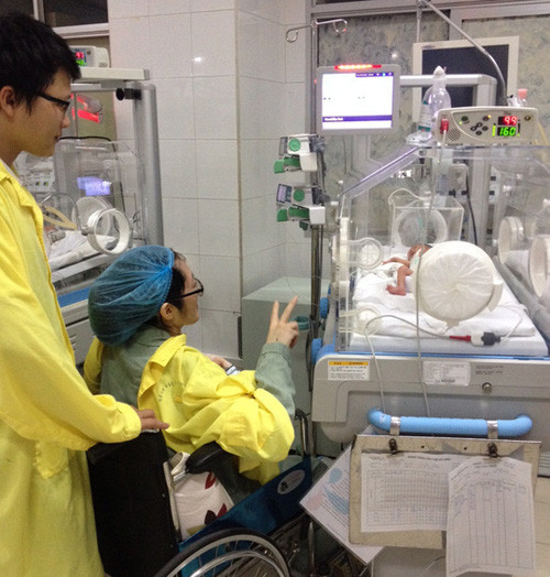 Anh xuc dong nhat 2016 Me tu choi chua ung thu de cuu con