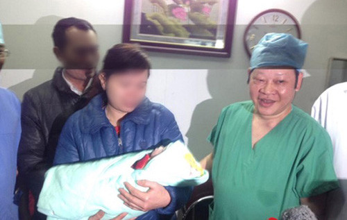 Anh xuc dong nhat 2016 Me tu choi chua ung thu de cuu con-Hinh-4