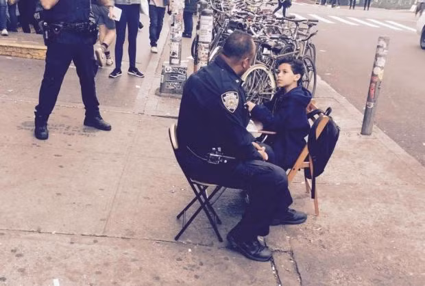 Bé Ciro quyết định trở thành “chuyên gia tư vấn” để kiếm tiền phụ giúp gia đình. Bố bé Ciro, ông Adam cho biết, ông không kiếm được nhiều tiền. Một đêm nọ, con trai nảy ra ý tưởng kiếm tiền bằng tư vấn tình cảm và ông ủng hộ. Sáng hôm sau hai cha con đến Williamsburg và bắt đầu “hành nghề”.