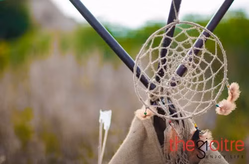 Mọi phụ kiện, phục trang cho bộ hình như: Dreamcatcher , lều trại , cung thủ dân...đều không bán sẵn nên chính tay mẹ Minh Anh đã phải tự làm trong khoảng 1 tháng.