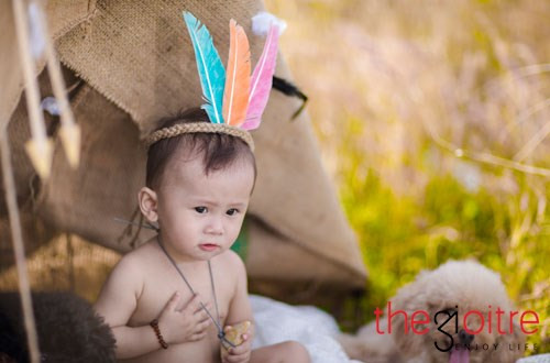 Biểu cảm tự nhiên trên khuôn mặt cùng cách tạo dáng chuyên nghiệp của "chàng thổ dân 1 tuổi" giúp cho bộ ảnh thêm phần đặc sắc.