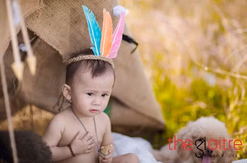 Biểu cảm tự nhiên trên khuôn mặt cùng cách tạo dáng chuyên nghiệp của "chàng thổ dân 1 tuổi" giúp cho bộ ảnh thêm phần đặc sắc.