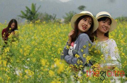 Các thiếu nữ đến đây chụp ảnh đều xúng xính váy áo xinh tươi và cũng không quên mang theo "đạo cụ" như khăn, mũ, ô để lên ảnh cho đẹp.