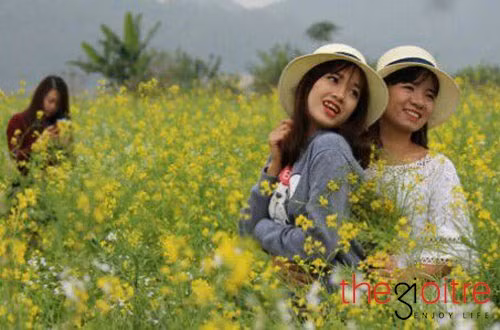 Các thiếu nữ đến đây chụp ảnh đều xúng xính váy áo xinh tươi và cũng không quên mang theo "đạo cụ" như khăn, mũ, ô để lên ảnh cho đẹp.