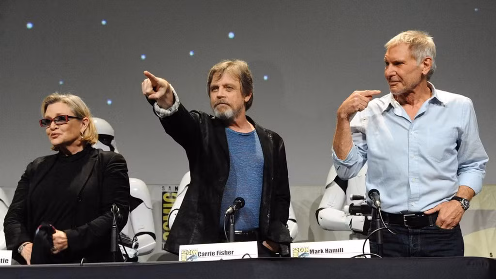 Hình ảnh Mark Hamill, Carrie Fisher và Harrison Ford tại sự kiện Comic-Con 2015, khi họ cùng nhau tham gia quảng bá Star Wars: The Force Awakens. Đáng tiếc thay, người hâm mộ sẽ không bao giờ còn được chứng kiến khoảnh khắc này diễn ra thêm một lần nào nữa.