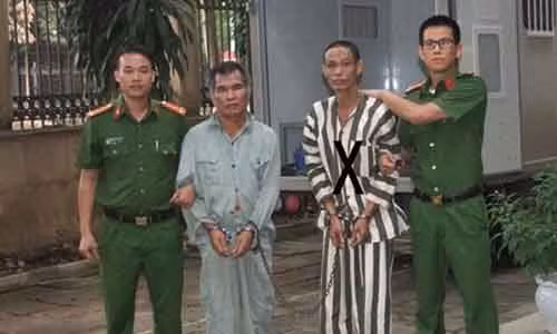 Nguoi dan ba soc khi biet 25 nam song cung ke sat nhan