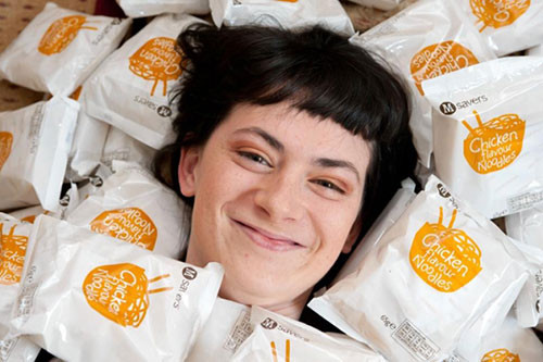 Cô gái "dị" chỉ ăn mì Ramen suốt 13 năm, sức khỏe như bà lão 80 tuổi. Georgi Readman đến từ Isle of Wight phát hiện ra tình yêu của mình với các món mì Ramen từ khi mới 5 tuổi. Nói đúng hơn, đó là thức ăn duy nhất Georgi yêu thích và cô đã biến nó trở thành món ăn “độc quyền” trong chế độ ăn uống của mình suốt 13 năm qua. Sư việc trầm trọng tới mức mà ngay cả những suy nghĩ đơn thuần về các loại thực phẩm khác cũng làm cho cô buồn nôn. Hiện tại, cô gái 18 tuổi này chỉ cao 1,6m và nặng 44kg. Các bác sĩ cho biết cô bị suy dinh dưỡng và sức khỏe chỉ giống như bà lão 80 tuổi.