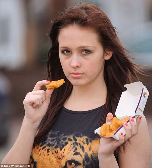 Cô gái “nghiện” gà chiên từ khi mới 2 tuổi Stacey Irvine (20 tuổi) không ăn gì ngoài gà viên chiên từ khi mới lên 2. Cô thỉnh thoảng cũng ăn thêm đồ ăn khác tuy nhiên tất cả đều chứa nhiều dầu mỡ. Trước tình trạng nghiện đồ ăn nhanh của con mình, bố mẹ của Stacey đã rất lo lắng. Họ cố gắng bắt con gái ăn những loại thực phẩm khác nhưng cô bé không chịu. Cuối cùng, vào năm 2014, Stacey đã bị ngất trong khi đang làm việc. Các bác sĩ cảnh bảo nếu tiếp tục chế độ ăn uống kinh khủng như vậy, cô gái trẻ có thể sẽ bị đột quỵ, thậm chí nguy hiểm tới tính mạng.