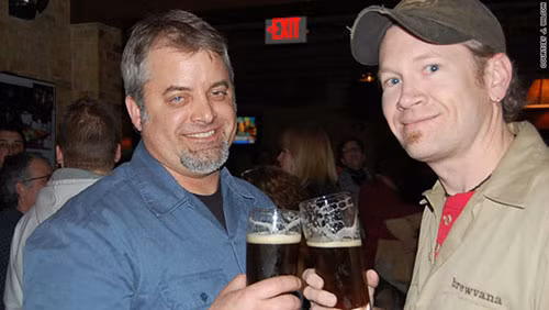 "Dị nhân" sống bằng bia trong 46 ngày J. Wilson là một thợ ủ bia đến từ thành phố Des Moines, bang Iowa, Mỹ. Ông quyết định kết hợp niềm đam mê về bia của mình với truyền thống của những tu sĩ Bavaria bằng cách chỉ uống bia trong vòng 46 ngày. Wilson sau đó đã hoàn thành trọn vẹn thử thách và tự thưởng mình bữa thịt xông khói no nê, bù đắp cho những tháng ngày ngập trong men bia rượu.