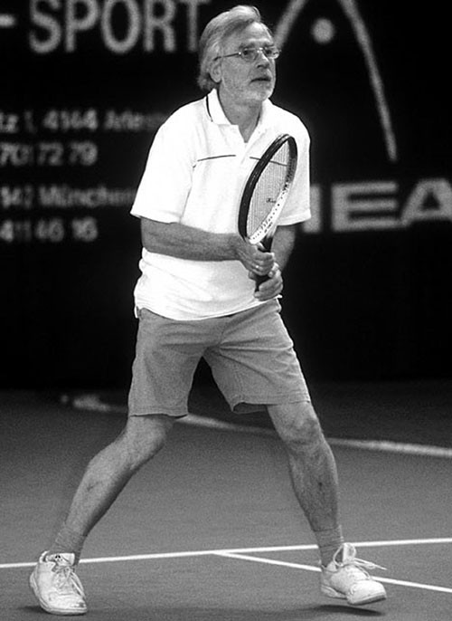 Sống bằng cà phê, nước ép hoa quả trong hơn 6 năm Giáo sư Michael Werner đến từ nước Úc cho biết mình chỉ sống bằng 4 cốc cà phê và 2 ly nước ép hoa quả mỗi ngày trong hơn 6 năm qua. Với kinh nghiệm của mình, ông đã viết cuốn sách có tên “Life From Light” (tạm dịch: Cuộc sống từ ánh sáng) đề cập tới cơ sở cũng như khả năng có thật rằng con người có thể hạn chế ăn uống một cách tối đa, thậm chí chỉ cần "hít khí trời" và "đón ánh sáng" cũng có thể sống được.