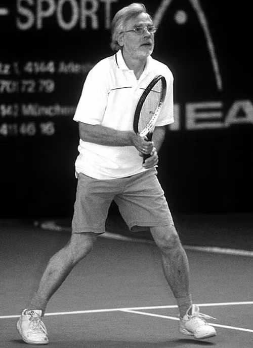 Sống bằng cà phê, nước ép hoa quả trong hơn 6 năm Giáo sư Michael Werner đến từ nước Úc cho biết mình chỉ sống bằng 4 cốc cà phê và 2 ly nước ép hoa quả mỗi ngày trong hơn 6 năm qua. Với kinh nghiệm của mình, ông đã viết cuốn sách có tên “Life From Light” (tạm dịch: Cuộc sống từ ánh sáng) đề cập tới cơ sở cũng như khả năng có thật rằng con người có thể hạn chế ăn uống một cách tối đa, thậm chí chỉ cần "hít khí trời" và "đón ánh sáng" cũng có thể sống được.