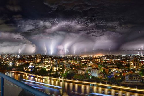 Bau troi nhu tan the vi hang nghin tia set o Australia