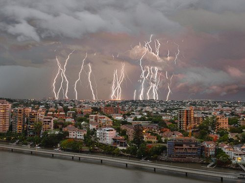 Bau troi nhu tan the vi hang nghin tia set o Australia-Hinh-2