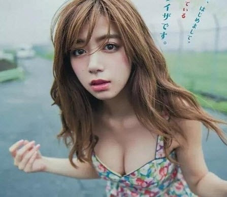 Mang trong mình dòng máu lai giữa Nhật Bản và Philippines, người mẫu tuổi teen Ikeda Eliza thu hút người đối diện bởi vẻ đẹp khác lạ so với những cô gái Nhật. Sinh năm 1996, Ikeda Eliza mới chỉ 19 tuổi nhưng đã trở thành hình tượng mà nhiều cô gái theo đuổi, thậm chí cô được gọi bằng cái tên "nữ thần". Thần thái, trang phục, cách làm đẹp của cô nàng đều có khả năng trở thành xu hướng với giới trẻ trong nước. Vì thế, Ikeda Eliza không chỉ có một lượng fan nam hùng hậu mà còn làm phái yếu "chết mê" khi nhìn ngắm những bức ảnh của cô nàng.