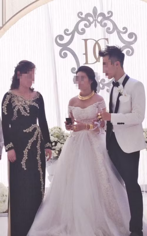 Cô dâu, chú rể được trao của hồi môn là những vòng vàng.