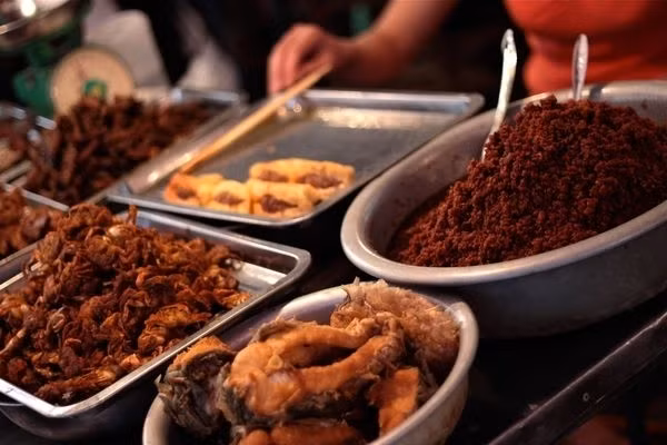 Một góc đồ ăn nơi quán cơm bình dân.