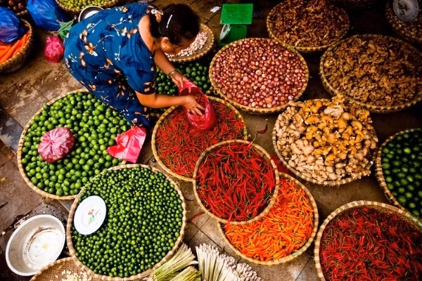 Sắc màu gia vị được chế biến vào các món ăn đường phố Việt.