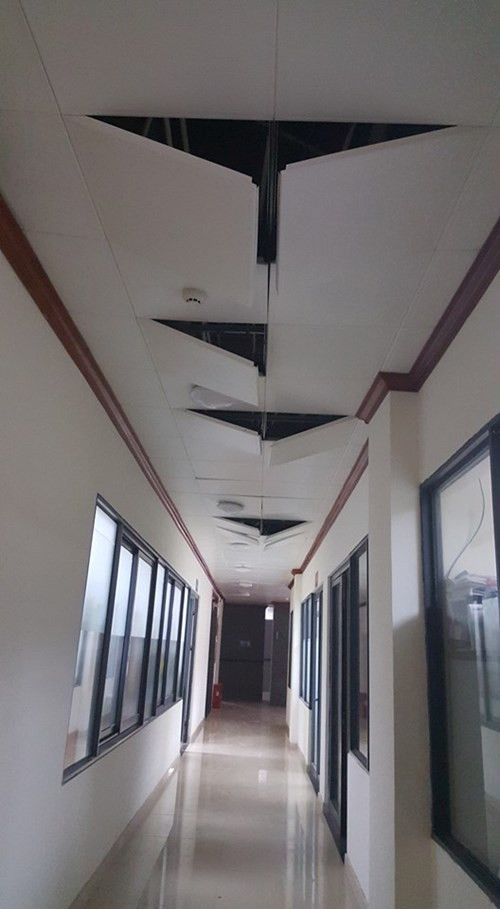 Trần nhà tầng 3 cửa khẩu Hữu Nghị bị rơi rụng. Ảnh: H.T