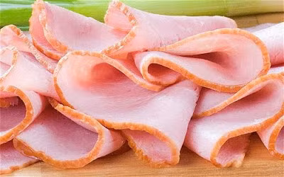 Thịt qua chế biến: Những loại thịt đã qua chế biến công nghiệp cuối cùng cũng sẽ dẫn đến việc tăng trọng lượng. Nếu bạn có thể, hãy chọn các loại thực phẩm tươi sống cho khẩu phần ăn của gia đình.