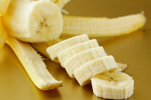 Chuối: Chuối là thức ăn có nhiều chất dinh dưỡng và vitamin. Mọi người thường thích ăn chuối vào bữa sáng. Song bạn nên tránh ăn trái cây này khi đang bị đau đầu. Chuối chứa một hợp chất tyramine có khả năng kích hoạt và làm trầm trọng thêm cơn đau đầu.