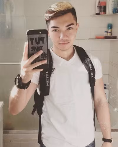 Sau đó, Bill Lê quen một cô gái nhưng chỉ được 1 năm thì gia đình phát hiện. Người thân cả anh phản đối rất gay gắt, đặc biệt là mẹ. Chính vì thế, dù không muốn nhưng cả hai đã phải chia tay. Thậm chí, mẹ của Bill Lê còn quăng hết quần áo nam mà anh lén mua và cho rằng anh đua đòi, bắt chước bạn bè xấu. Vì sợ và buồn, Bill Lê đã bỏ nhà đi bụi. Tuy nhiên, chỉ tới ngày thứ 3 thì mẹ gọi điện thoại cho anh kêu trở về. Mọi chuyện trở lại bình thường nhưng dường như theo chiều hướng tính cực hơn.