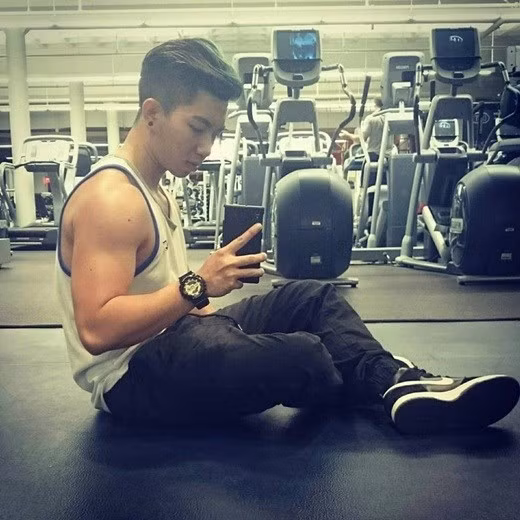 Ngoài ra, Bill Lê còn rất đam mê tập thể hình. Mục tiêu của anh là có thể thoát ra khỏi hình ảnh còi cọc ngày xưa và trở nên vạm vỡ hơn. Bill Lê bắt đầu tìm hiểu phương thức tập luyện thông qua những đoạn clip hướng dẫn trên Youtube rồi từ đó chọn ra một lịch tập phù hợp cho riêng mình.