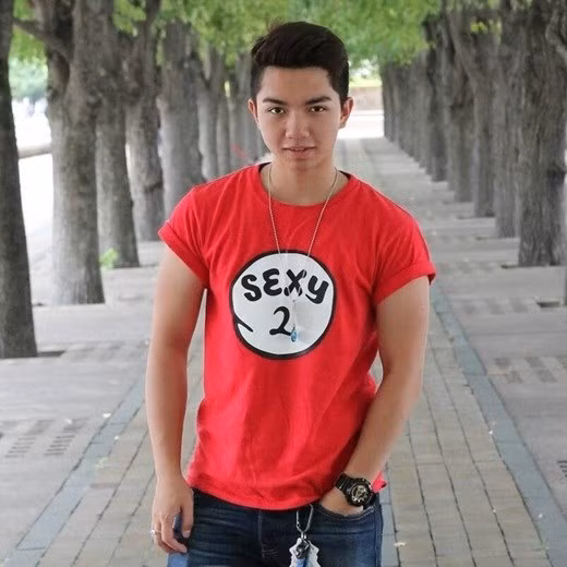 Lên trung học, Bill Lê bắt đầu sử dụng Internet. Anh tình cờ phát hiện ra một diễn đàn trực tuyến dành cho người chuyển giới nam rồi từ đó tìm hiểu thêm nhiều kiến thức về cộng đồng này cũng như chính mình. Bill Lê cho biết việc là người chuyển giới đã khiến cho anh gặp rất nhiều khó khăn trong cuộc sống, đặc biệt là họ hàng và môi trường học đường.