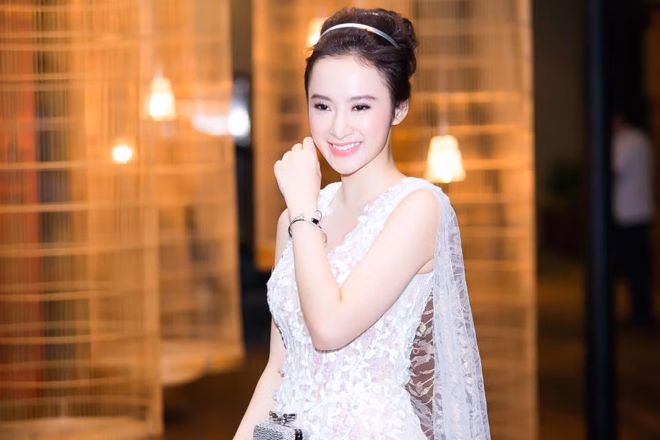 Tham dự sự kiện ra mắt bộ sưu tập mới của NTK Chung Thanh Phong, Angela Phương Trinh lựa chọn chiếc đầm trắng với chất liệu ren xuyên thấu.