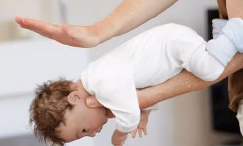 Khi con hóc dị vật phụ huynh phải làm ngay điều này Khi con hoc di vat phu huynh phai lam ngay dieu nay