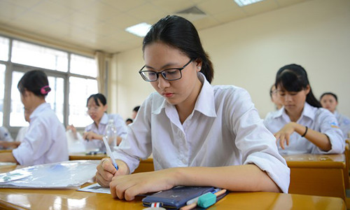 Thí sinh làm bài thi Toán kỳ thi THPT quốc gia 2016. Ảnh: Anh Tuấn.