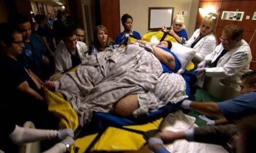 Mat via ca do de ba me nang 300kg, em be nang 18,16kg