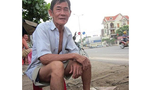 Ông Đầy đau buồn kể lại câu chuyện đầy trớ trêu của mình giữa 2 người phụ nữ. Ảnh: PLVN