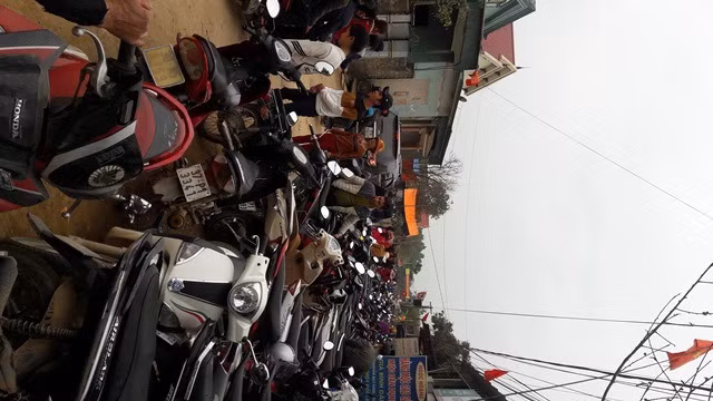 Có mặt tại lễ hội đền Đức Hoàng từ ngày 30.1 và 1.2 (âm lịch), xã Phúc Thành, huyện Yên Thành, Nghệ An, chúng tôi chứng kiến cảnh nườm nượp người dân địa phương và du khách khắp mọi miền đất nước đổ về lễ hội. Giá gửi xe, ăn uống, vui chơi, giải trí… đều tăng một cách chóng mặt khiến du khách bức xúc.