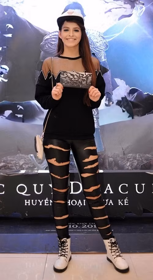 Ngoài những bộ đồ siêu ngắn thì An Tây cũng từng gây chú ý khi mặc quần rách tả tơi đi xem phim.