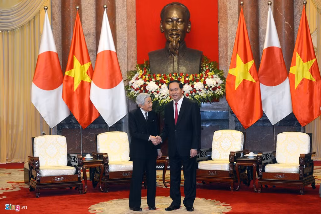 Nhà vua Akihito cùng Chủ tịch nước Trần Đại Quang trong lễ đón chính thức sáng 1/3. Chiều 1/3, Nhà vua và Hoàng hậu Nhật Bản sẽ hội kiến Chủ tịch Quốc hội Nguyễn Thị Kim Ngân tại Hà Nội. Nhật hoàng Akihito, 83 tuổi, tiếp quản ngôi vua vào ngày 7/1/1989 ở tuổi 55, sau khi vua cha là Nhật hoàng Hirohito qua đời. Theo hãng tin Nhật Bản Kyodo, ông là người đầu tiên hành động như là biểu tượng của đất nước và của sự đoàn kết muôn dân, một thân thế mới cho chế độ quân chủ cha truyền con nối lâu đời nhất thế giới, theo Hiến pháp Hậu Chiến tranh Thế giới II có hiệu lực vào năm 1947.