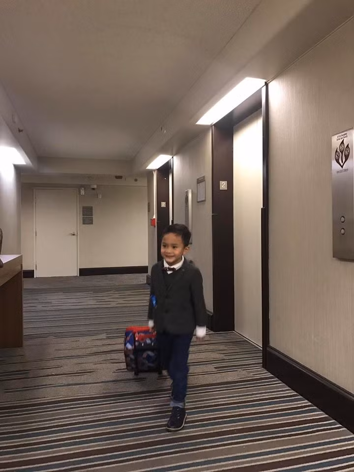 Qua hình ảnh của thể thấy, Jacky Minh Trí ngày càng chững chạc, điển trai. Anh chàng được ví như “soái ca nhí” khi diện sơ mi trắng đeo nơ, khoác thêm áo vest bên ngoài, tay kéo vali. Ngay khi vừa xuất hiện, hotboy hơn 5 tuổi đã được mẹ Thảo chụp ảnh lia lịa. Chưa hết, Thanh Thảo còn hào hứng khoe thêm 1 tin vui nữa, đó chính là việc con trai mình hứa hẹn sẽ gọi ca sĩ Hồng Ngọc là… mẹ vợ.