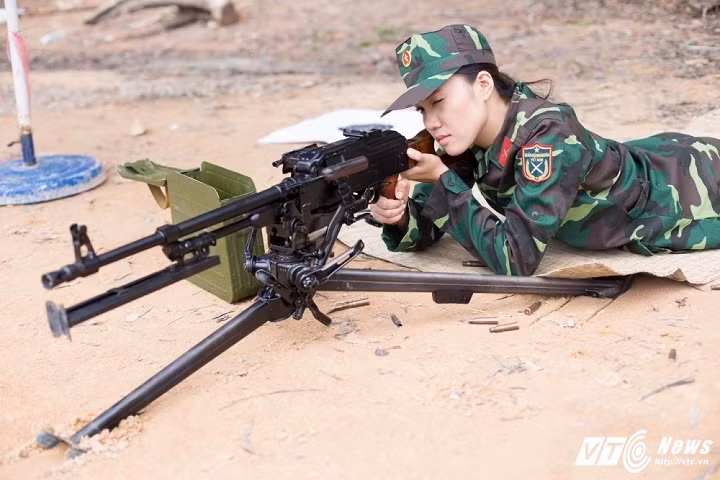 Giao Linh cho biết việc bắn súng cần phối hợp sự nhẹ nhàng, tinh tế giữa kỹ thuật bóp cò, nhả cò và nhắm bắn. Từ đó, người bắn rèn luyện bản lĩnh, tính kiên trì, tập trung. Cô bạn xinh đẹp luôn tự nhủ bắn súng không khác gì một môn nghệ thuật, tương tự như khiêu vũ nhưng là khiêu vũ với làn đạn.