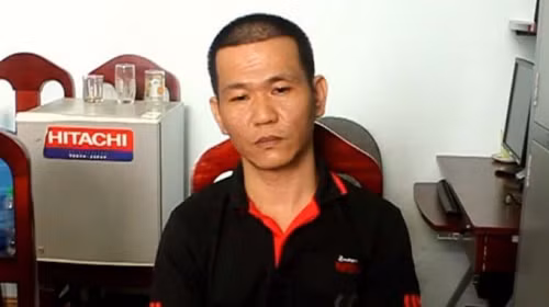 Chân dung Long "rồng" - ông trùm đệ nhất đào hoa với hình xăm rồng đỏ.