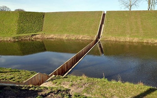 Cây cầu Moses ở Hà Lan được tái thiết lại từ một pháo đài của thế kỷ 17. (ảnh: Flickr).