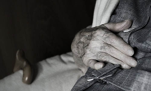 Cu ong 90 tuoi bao canh sat bi gai mai dam danh cap do