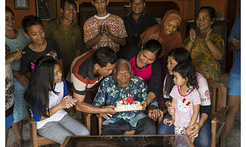 Cụ ông Mbah Gotho mừng sinh nhật.