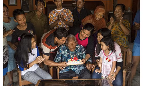 Cụ ông Mbah Gotho mừng sinh nhật.