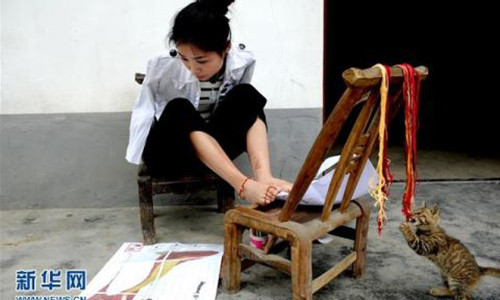 Cam phuc co gai tre khong tay, dung chan theu tranh