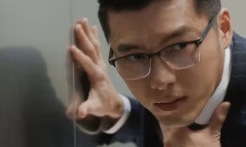 Hoang hot nhin thu tren tay chong khi tu nha ve sinh ra