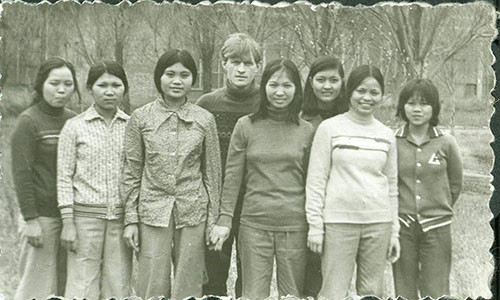 Thầy Aleksandr và những học sinh Việt Nam năm xưa.( Ảnh FB Hoài niệm Liên xô)